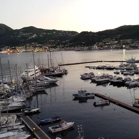 A Pinnata فندق 4*